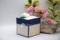 Preview: Explosionsbox Hochzeit ca. 9x9x9cm personalisierbar | Geldgeschenk | Torte rund | Rosen floral | blau gold weiß | Art. Nr. 03020504